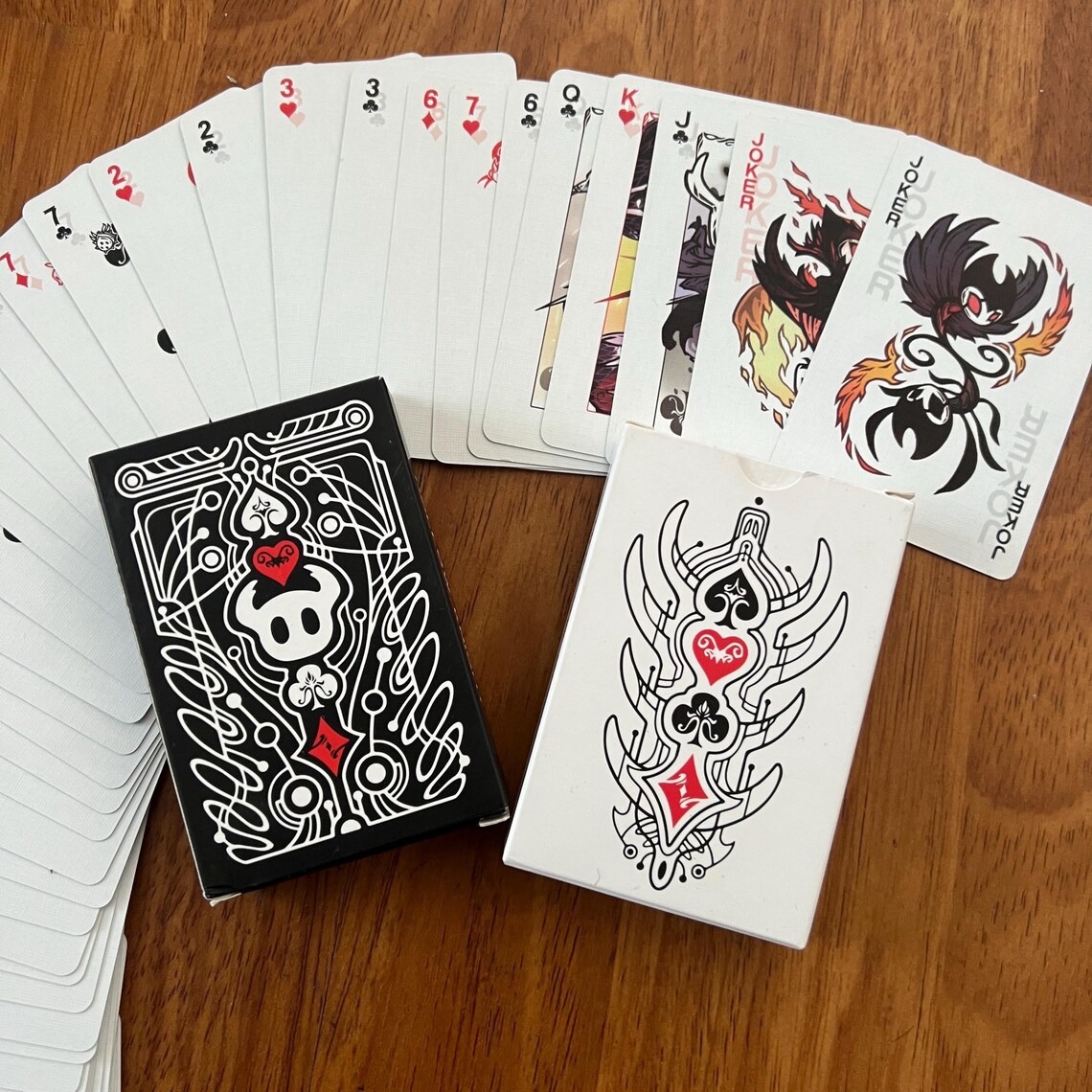 Board Games - ホロウナイトスタンダードポーカーカードセット黒と白のトランプゲームカードグループポータブルクリエイティブボードゲームギフトコレクション