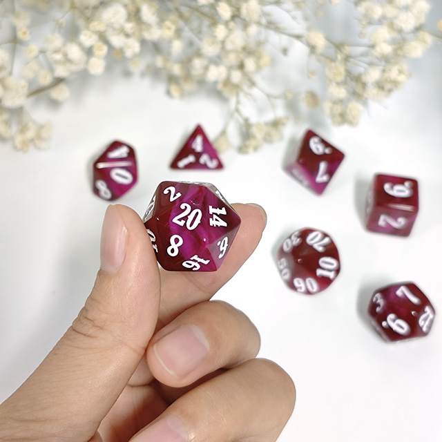 7個入りアクリル多面体ダイス ワインレッド ホワイトフォント - Board Game Font のレビューと価格