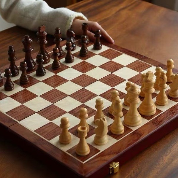マグネット式木製チェスセット 折りたたみ式収納ボードゲーム  - Board Game Queen のレビューと価格
